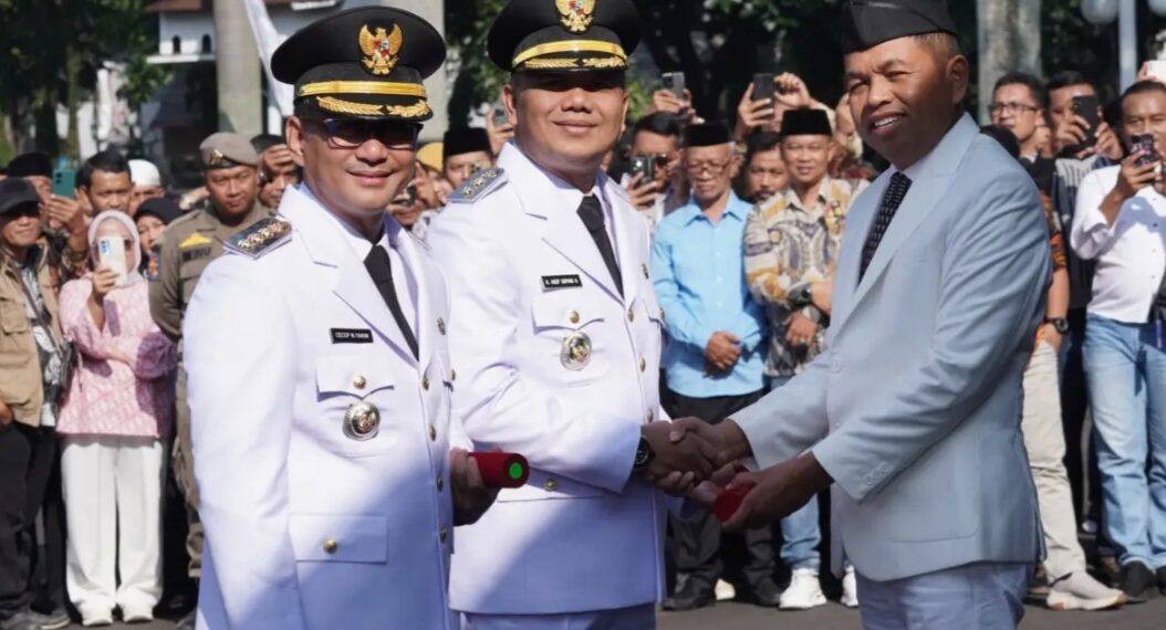Gubernur Jabar, Dedi Mulyadi, melantik Cecep Nurul Yakin dan Asep Sopari Al-Ayubi sebagai Bupati dan Wakil Bupati Tasikmalaya.(Foto:Istimewa).