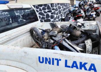 Kondisi sepeda motor hancur setelah bertabrakan dengan mobil Fortuner di Jalan Nasional Kabupaten Ciamis, Jum'at (06/06/2025).(Foto:Istimewa).