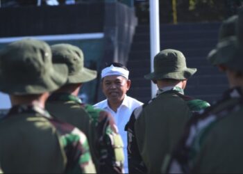 Gubernur Jawa Barat, Dedi Mulyadi, saat mengunjungi siswa yang mengikuti program pendidikan berkarakter di barak militer.(Foto:Istimewa).