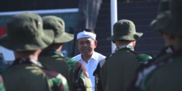 Gubernur Jawa Barat, Dedi Mulyadi, saat mengunjungi siswa yang mengikuti program pendidikan berkarakter di barak militer.(Foto:Istimewa).