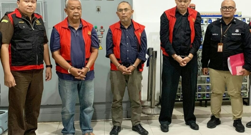 Kepala Dinas Pemuda dan Olahraga (Kadispora) Kota Bandung, Eddy Marwoto bersama dua tersangka lain kasus korupsi dana hibah Pramuka.(Foto:Istimewa).
