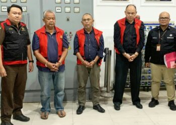 Kepala Dinas Pemuda dan Olahraga (Kadispora) Kota Bandung, Eddy Marwoto bersama dua tersangka lain kasus korupsi dana hibah Pramuka.(Foto:Istimewa).