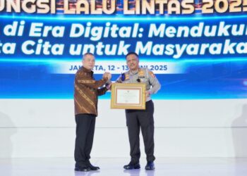 Kakorlantas Polri, Irjen Pol. Agus Suryonugroho, menerima penghargaan dari Menteri Perhubungan, Dudy Purwagandhi, sukses terapkan inovasi 'One-Way Lokal' Angkutan Lebaran 2025.(Foto:Istimewa).