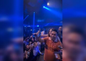 Tangkapan layar video viral aksi nyawer Kepala Desa Karangsari, Kecamatan Weru, Kabupaten Cirebon, Casmari, di Diskotek.(Foto:Istimewa).