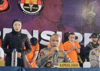Kapolda Jabar, Irjen Pol. Rudi Setiawan, memberikan keterangan pers pengungkapan praktik perjudian 'Kasino' di Kota Bandung.(Foto:Istimewa).