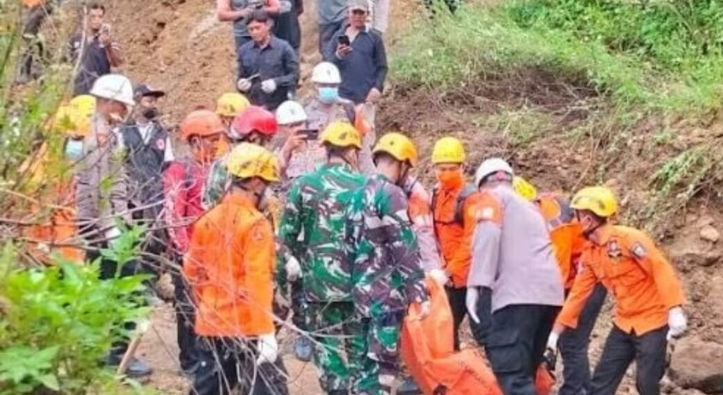 Proses evakuasi jasad korban tertimbun longsor di lokasi tambang ilegal galian C, di Harjamukti, Kota Cirebon.(Foto:Istimewa).
