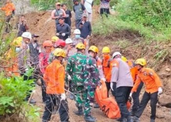Proses evakuasi jasad korban tertimbun longsor di lokasi tambang ilegal galian C, di Harjamukti, Kota Cirebon.(Foto:Istimewa).