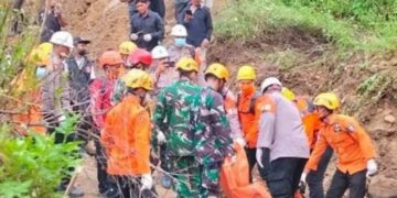 Proses evakuasi jasad korban tertimbun longsor di lokasi tambang ilegal galian C, di Harjamukti, Kota Cirebon.(Foto:Istimewa).