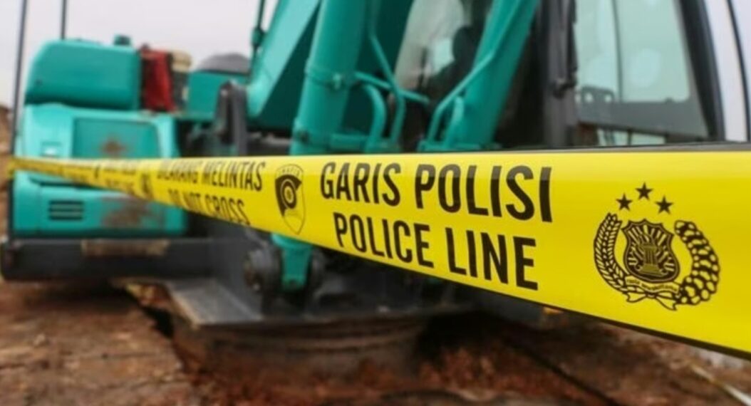 Polresta Cirebon memasang garis polisi dalam penutupan lokasi tambang di Kecamatan Beber, Kabupaten Cirebon.(Foto:Istimewa).