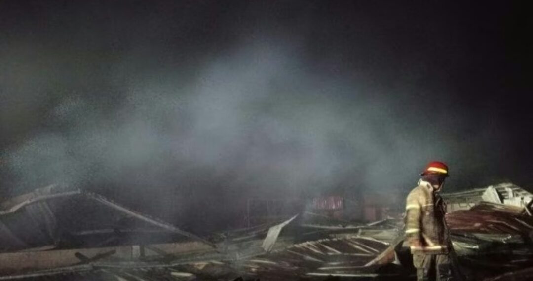 Petugas pemadam kebakaran melakukan proses pendinginan di lokasi peternakan ayam yang terbakar.(Foto:Istimewa).