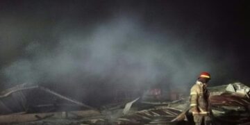 Petugas pemadam kebakaran melakukan proses pendinginan di lokasi peternakan ayam yang terbakar.(Foto:Istimewa).