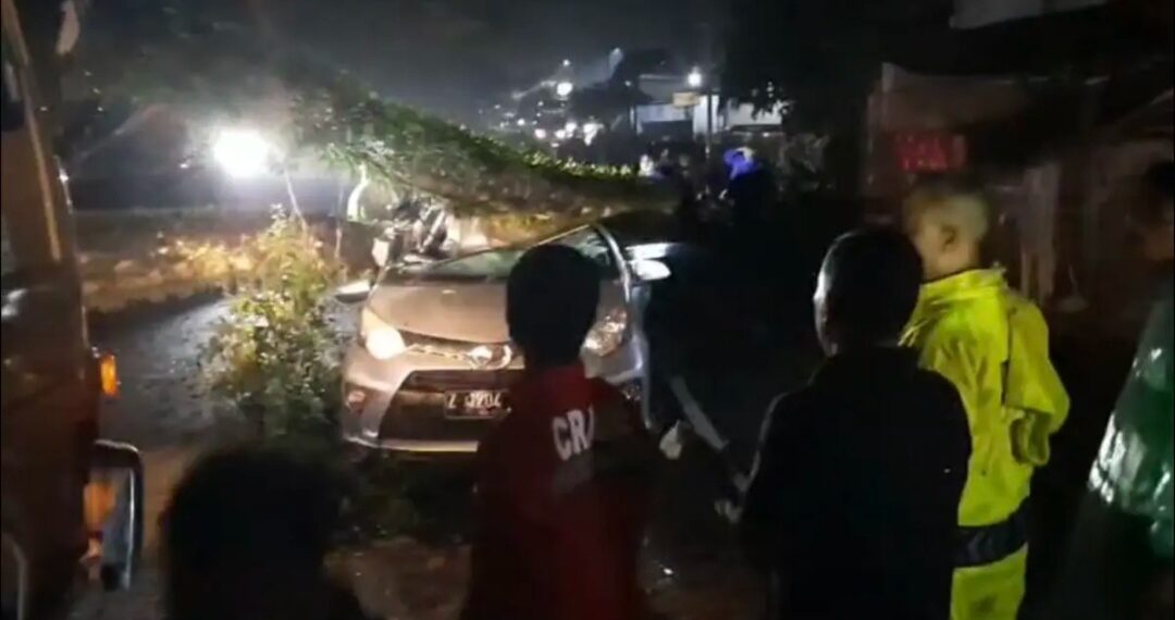 Pohon tumbang di jalur utama Tasikmalaya-Bandung, merenggut nyawa pengemudi anggota Brimob Polda Jawa Barat.(Foto:Istimewa).