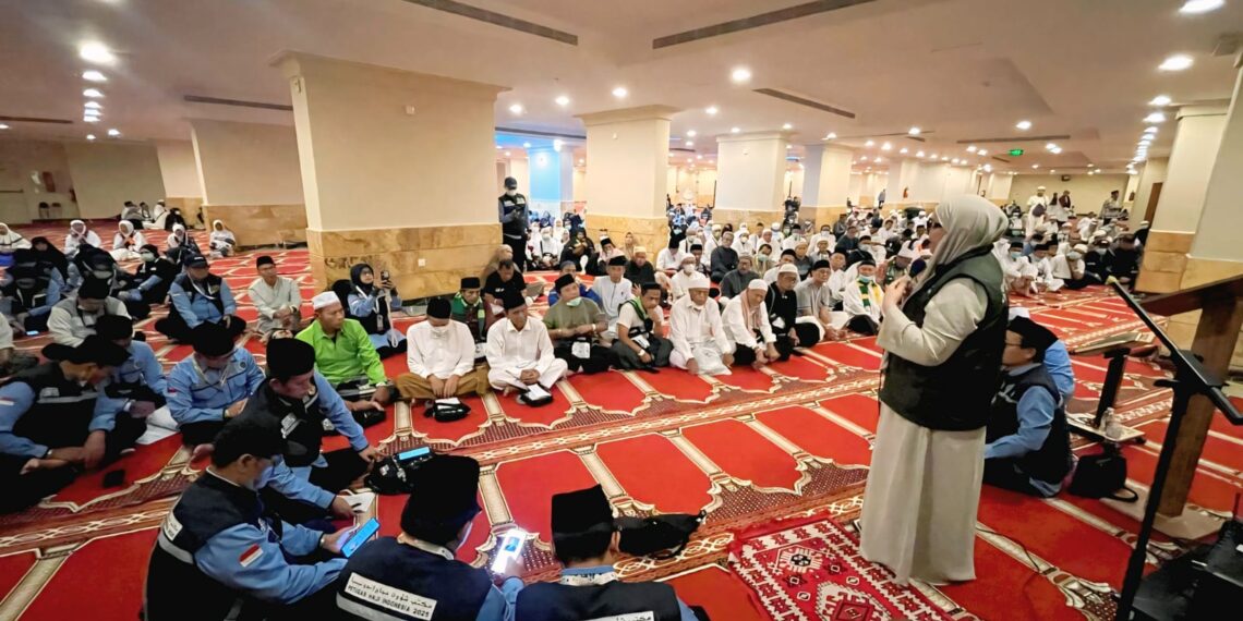 Anggota Komite III Dewan Perwakilan Daerah (DPD) Republik Indonesia (RI) Daerah Pemilihan Jawa Barat (Jabar) Agita Nurfianti melaksanakan kunjungan kerja dalam rangka pengawasan penyelenggaraan ibadah haji tahun 2025 dengan mengunjungi jamaah haji asal Jawa Barat di Mekkah, Arab Saudi, Minggu (1/6).(Foto: Istimewa)
