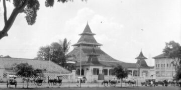 Masjid Agung Bandung pada tahun 1929, dengan corak khas Sunda.(Foto: Wikipedia)