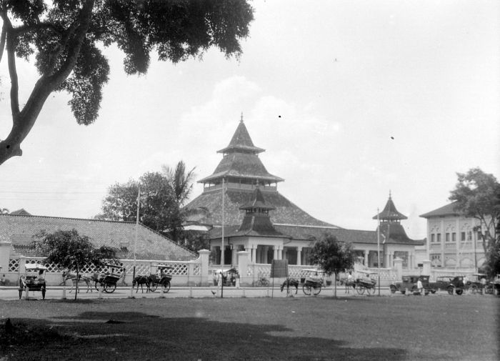 Masjid Agung Bandung pada tahun 1929, dengan corak khas Sunda.(Foto: Wikipedia)