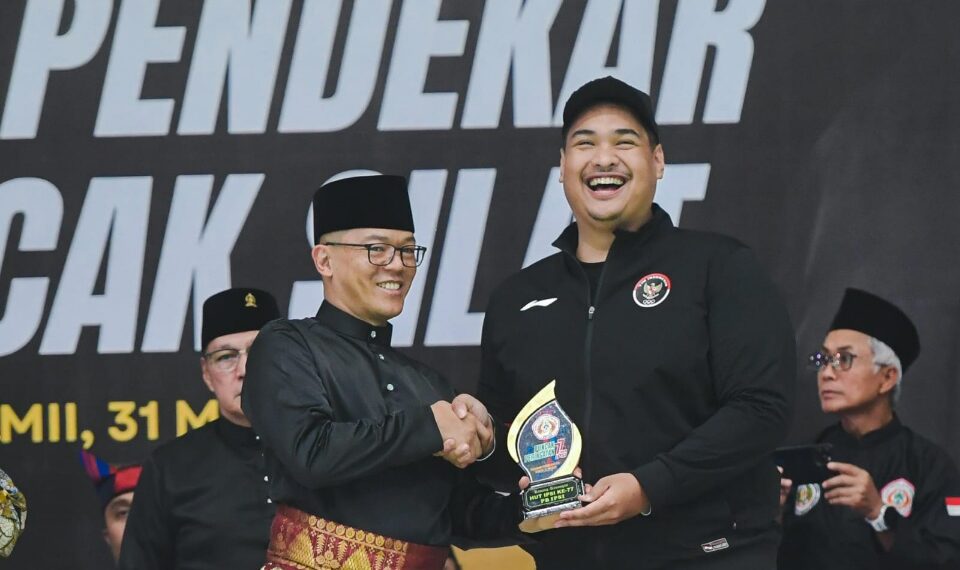 Menteri Pemuda dan Olahraga Republik Indonesia (Menpora RI) Dito Ariotedjo, menyampaikan selamat hari ulang tahun ke-77 Pengurus Besar Ikatan Pencak Silat Indonesia (PB IPSI). Menpora Dito nilai kepemimpinan dan dedikasi Ketum PB IPSI sangat menginspirasi memajukan pencak silat ke panggung dunia.(foto:bagus/kemenpora.go.id)