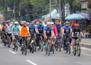 Dalam peringatan Hari Sepeda Sedunia 2025, Wali Kota Bandung, Muhammad Farhan, menyebut Kota Bandung memiliki jalur sepeda terpanjang di dunia. Klaim tersebut disampaikan Farhan saat menghadiri acara peringatan yang digelar di Balai Kota Bandung, Selasa (3/6).(Foto: Dok. Humas Pemkot Bandung)