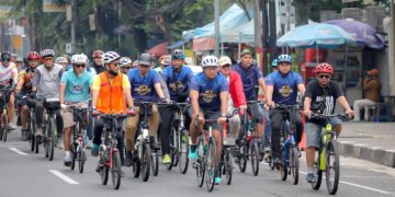 Dalam peringatan Hari Sepeda Sedunia 2025, Wali Kota Bandung, Muhammad Farhan, menyebut Kota Bandung memiliki jalur sepeda terpanjang di dunia. Klaim tersebut disampaikan Farhan saat menghadiri acara peringatan yang digelar di Balai Kota Bandung, Selasa (3/6).(Foto: Dok. Humas Pemkot Bandung)