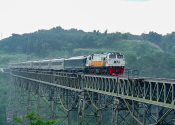 Kereta api melintasi jembatan
