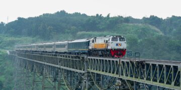 Kereta api melintasi jembatan