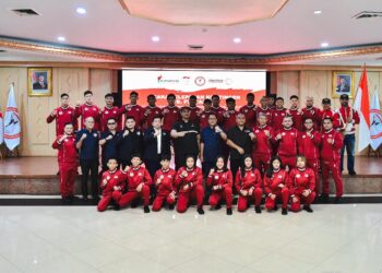 Sebanyak 17 atlet Mixed Martial Arts (MMA) dari Kontingen Indonesia secara resmi dilepas oleh Menteri Pemuda dan Olahraga Republik Indonesia (Menpora RI), Dito Ariotedjo di Auditorium Wisma Kemenpora, Kamis (12/6).(foto:bagus/kemenpora.go.id)