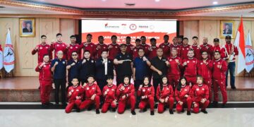 Sebanyak 17 atlet Mixed Martial Arts (MMA) dari Kontingen Indonesia secara resmi dilepas oleh Menteri Pemuda dan Olahraga Republik Indonesia (Menpora RI), Dito Ariotedjo di Auditorium Wisma Kemenpora, Kamis (12/6).(foto:bagus/kemenpora.go.id)