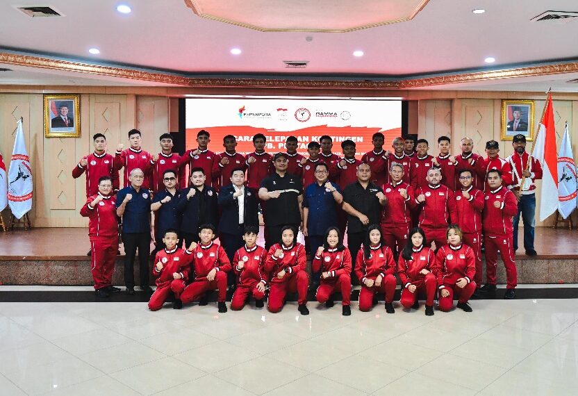 Sebanyak 17 atlet Mixed Martial Arts (MMA) dari Kontingen Indonesia secara resmi dilepas oleh Menteri Pemuda dan Olahraga Republik Indonesia (Menpora RI), Dito Ariotedjo di Auditorium Wisma Kemenpora, Kamis (12/6).(foto:bagus/kemenpora.go.id)