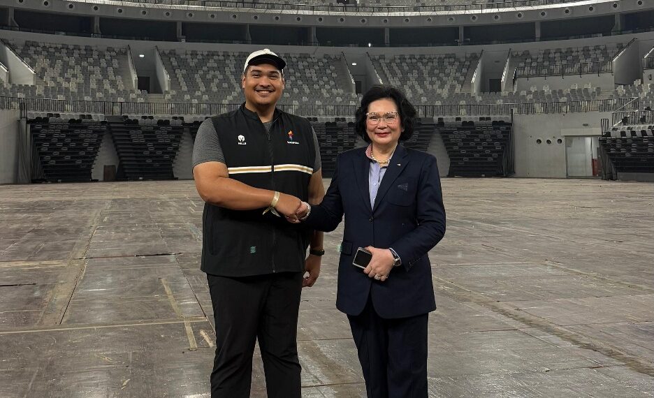 Menteri Pemuda dan Olahraga Republik Indonesia (Menpora RI) Dito Ariotedjo bersama Presiden Federasi Bulu Tangkis Dunia (BWF) Khunying Patama Leeswadtrakul meninjau Indonesia Arena di Jakarta, Minggu (8/6).(foto:dok/kemenpora.go.id)