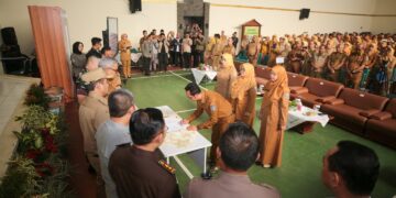 Seluruh kepala sekolah negeri di Kota Bandung menandatangani Pakta Integritas sebagai komitmen untuk menjalankan Seleksi Penerimaan Murid Baru (SPMB) 2025 secara transparan, adil, dan akuntabel. Penandatanganan ini berlangsung di Aula SMP Negeri 2 Bandung, Jalan Sumatera, pada Selasa (24/6), dan dipimpin langsung oleh Wali Kota Bandung, Muhammad Farhan.(Foto: Dok. Humas Pemkot Bandung)