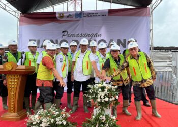 Pemerintah Kabupaten Bogor melalui Perumda Pasar Tohaga resmi memulai pembangunan Pasar Rakyat Leuwiliang, Rabu (18/6), yang ditandai dengan pemasangan tiang pancang pertama. (Foto: Dok. Humas Pemkab Bogor)