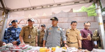 Wali Kota Bandung, Muhammad Farhan, meninjau langsung pelaksanaan bazar di Alun-alun Cicendo pada Senin (2/6). (Foto: Dok. Humas Pemkot Bandung)