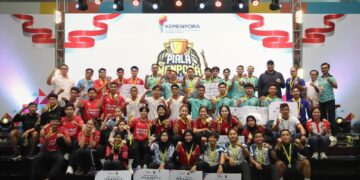 Menteri Pemuda dan Olahraga Republik Indonesia (Menpora RI), Dito Ariotedjo, menyerahkan langsung medali dan Piala Menpora kepada para juara pertama di ajang Seleksi Nasional (Seleknas) Sepak Takraw Piala Menpora 2025 yang digelar di GBK Arena, Jakarta, Kamis (26/6).(foto:raiky/kemenpora.go.id)