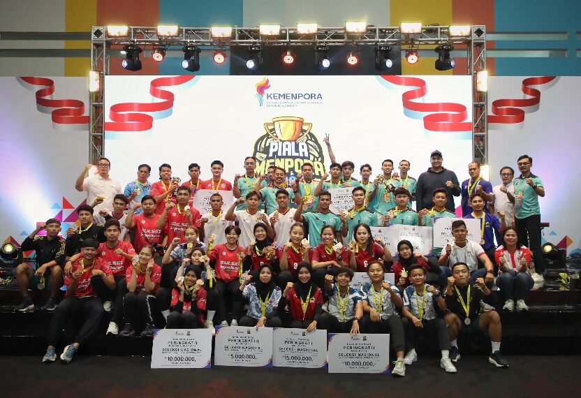 Menteri Pemuda dan Olahraga Republik Indonesia (Menpora RI), Dito Ariotedjo, menyerahkan langsung medali dan Piala Menpora kepada para juara pertama di ajang Seleksi Nasional (Seleknas) Sepak Takraw Piala Menpora 2025 yang digelar di GBK Arena, Jakarta, Kamis (26/6).(foto:raiky/kemenpora.go.id)