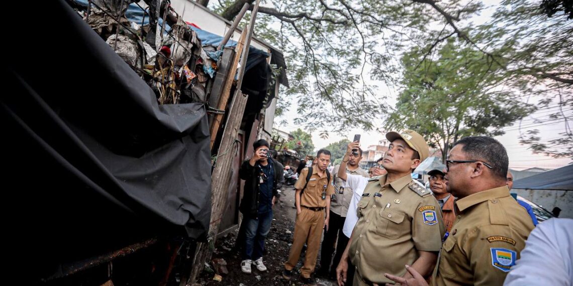 Wakil Wali Kota Bandung, Erwin, meninjau langsung tumpukan sampah liar di Jalan Ciroyom RT 05 RW 11, Kelurahan Dunguscariang, Kecamatan Andir, Senin (23/6).(Foto: Humas Pemkot Bandung)