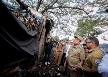 Wakil Wali Kota Bandung, Erwin, meninjau langsung tumpukan sampah liar di Jalan Ciroyom RT 05 RW 11, Kelurahan Dunguscariang, Kecamatan Andir, Senin (23/6).(Foto: Humas Pemkot Bandung)