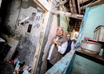 Wali Kota Bandung Muhammad Farhan meninjau rumah tidak layak huni.
