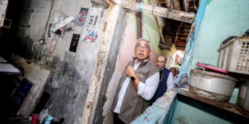 Wali Kota Bandung Muhammad Farhan meninjau rumah tidak layak huni.