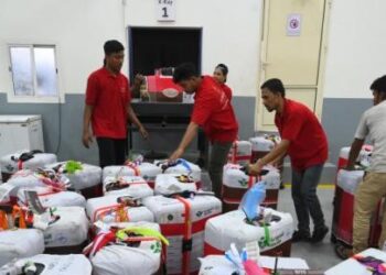 Petugas memisahkan koper bagasi jamaah haji Indonesia yang diduga membawa barang terlarang setelah dipindai dengan mesin x-ray di salah satu lokasi penyortiran di Makkah, Arab Saudi. (Dok. Istimewa)