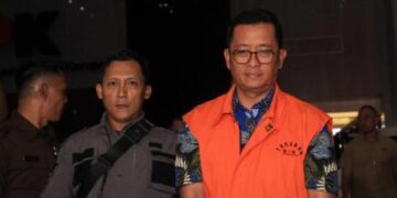 Mantan eks Sekda Kota Bandung Ema Sumarna (Kanan) dituntut enam setengah tahun penjara oleh JPU di PN Kota Banduung. (Dok. Istimewa)