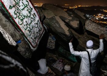 Jamaah haji tengah berda di Gua Hiro, Arab Saudi. Pemerintah menyarankan jamaah tiak melaksanakan shalat di dalam gua tersebut. (Dok, Istimewa)