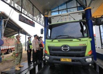 Petugas gabungan Polri, Kemenhub dan Satpol PP memeriksa tonase sebuah truk di Jembatan Timbang, Losarang, Indramayu,. (dok. Istimewa)