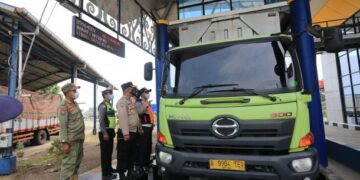 Petugas gabungan Polri, Kemenhub dan Satpol PP memeriksa tonase sebuah truk di Jembatan Timbang, Losarang, Indramayu,. (dok. Istimewa)