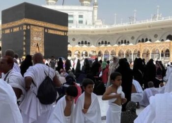 Di tengah kekhusukan jamaah melakukan tawaf di sekitar Kabah, sejumlah anak kecil terlihat di area mataf. Saat ini suhu ekstrem masih melanda kota Makkah. (Dok. Istimewa)
