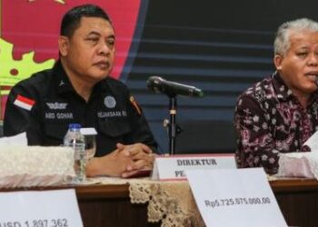 Direktur Penyidikan Jaksa Agung Muda Tindak Pidana Khusus Abdul Qohar (kiri) bersama Kapuspenkum Kejagung Harli Siregar (kanan) menyampaikan keterangan pers. (Dok. Istimewa)