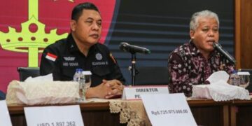 Direktur Penyidikan Jaksa Agung Muda Tindak Pidana Khusus Abdul Qohar (kiri) bersama Kapuspenkum Kejagung Harli Siregar (kanan) menyampaikan keterangan pers. (Dok. Istimewa)