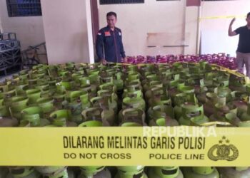 Pwtugas dan barang bukti gas subsidi yang disitas karena penyalahgunaan peruntukan. (Dok. Istimewa)