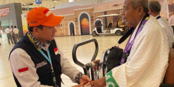 Petugas kesehatan haji Indonesia sedang memastikan saturasi jamaah. - (Dok kemenag)