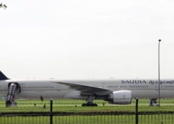 Pesawat Saudi Airlines nomor penerbangan SV-5276 berada di landasan usai mendarat darurat di Bandara Internasional Kualanamu, Kabupaten Deli Serdang, Sumatera Utara. (Dok. Istimewa)