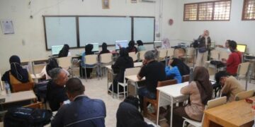 Orang tua dan para calon siswa menunggu untuk melakukan pendaftaran dengan mendatangi langsung Posko Sistem Penerimaan Murid Baru (SPMB). (Dok. Istimewa)