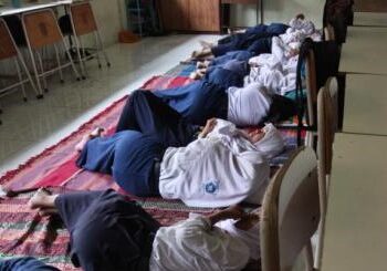 Sejumlah siswa tidur siang di saat jam pelajaran d sebuah SMP dalam "Program Tidur Siang'. (Dok. Istimewa)